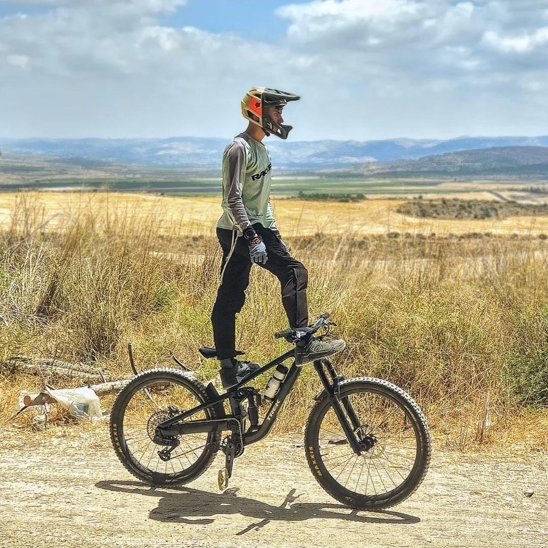 שימי פולק רוכב אופני הרים