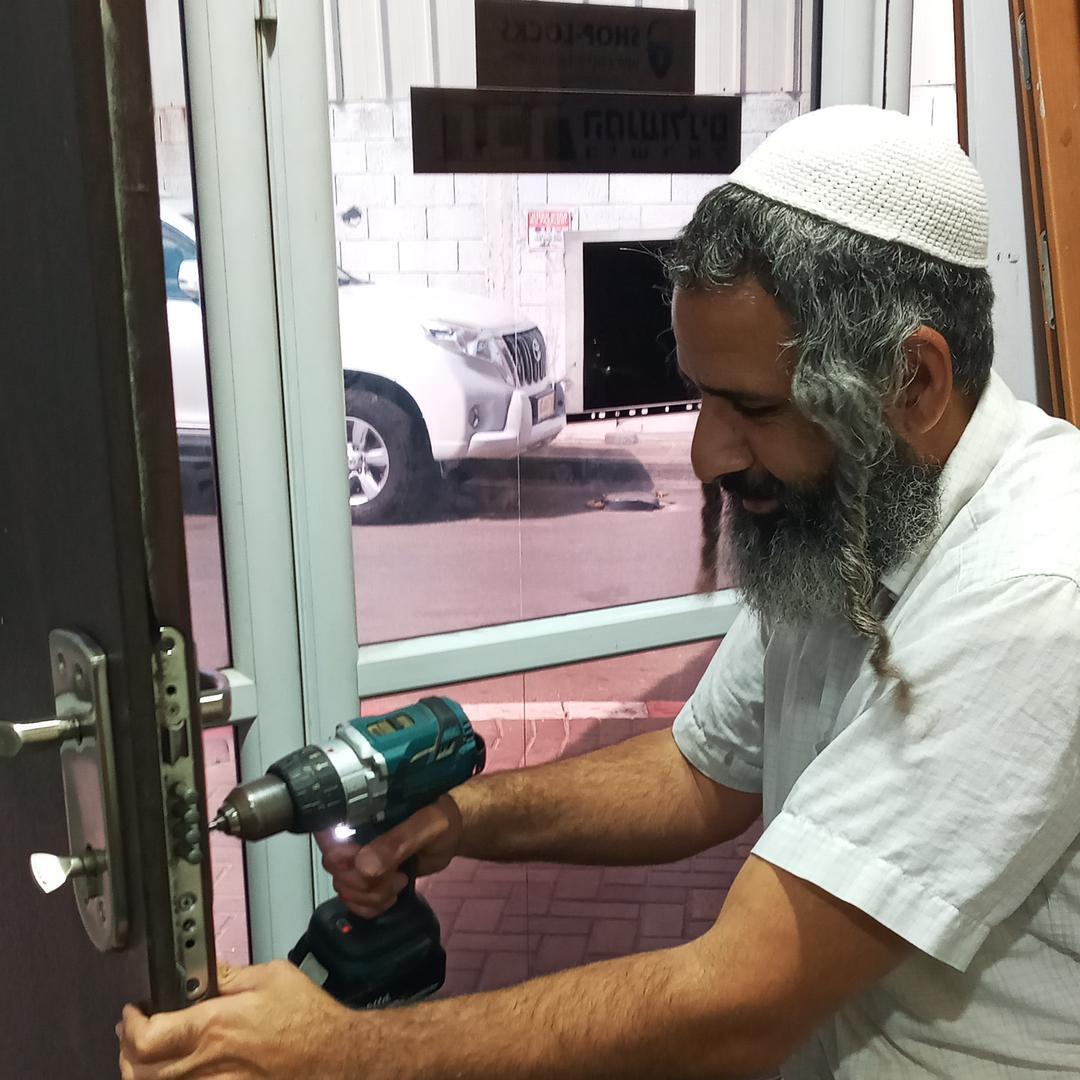 נעם שי לוין. מנעולן.. וניקוי ספות, מזרנים, ומזגנים..