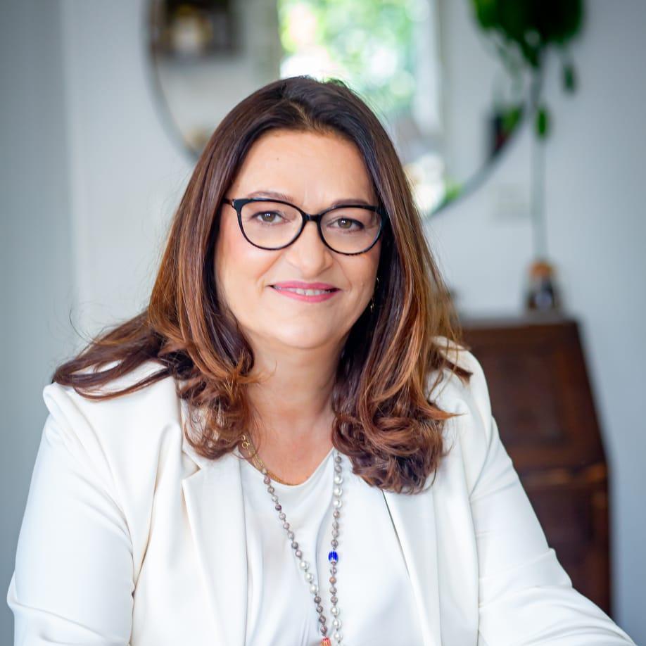 מיכל אלכסנדרוני - מחברת בתים לאנשים